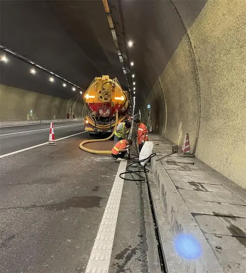 吐鲁番隧道排水渠清淤